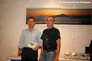 Ángel Molina Cánovas (izqda) presidente de FAMUR, recibe la placa conmemorativa de José Miguel Manzanares López, vocal de Parapente del CEX